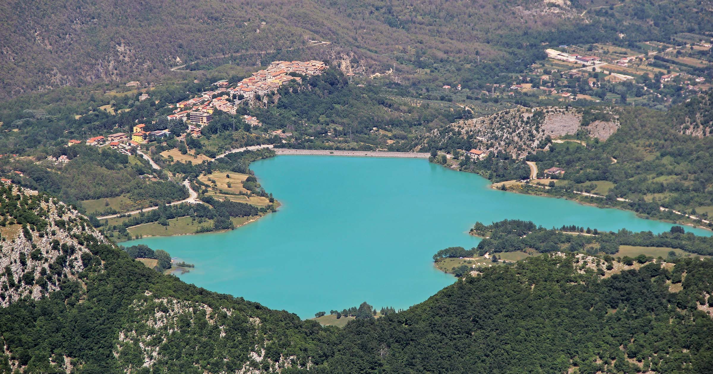 Castel San Vincenzo, un lago turchese tra storia e natura